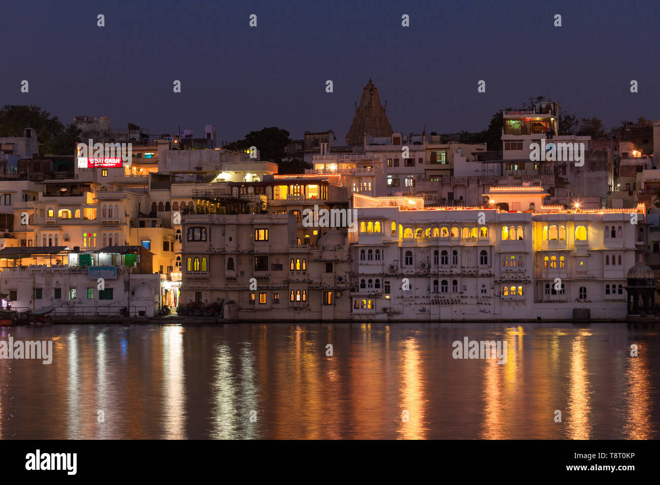 UDAIPUR, INDE - Le 23 novembre 2012 : Belle architecture et bâtiments dans la ville d'Udaipur au coucher du soleil dans la nuit. Magic Lake Pichola Banque D'Images