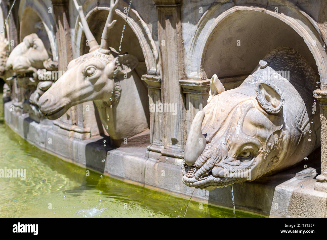 Statues de marbre d'animaux mythologiques sur l'ancienne fontaine prétorienne (Fontana Pretoria) sur la Piazza Pretoria à Palerme, Sicile, Italie Banque D'Images