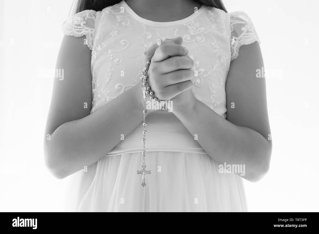 Fille dans la session de photos pour son premier comunnion Banque D'Images