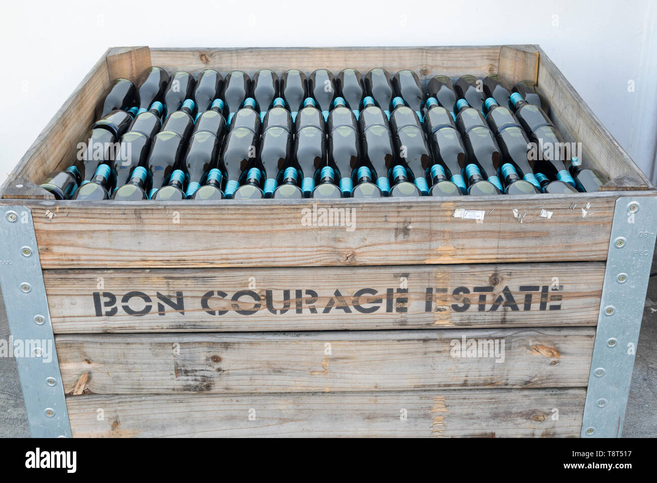 Caisse de vin rouge en bouteille récemment dans des bouteilles non étiquetées à Bon courage Wine Estate Cellars, Robertson Wine Valley, Western Cape Winelands, Afrique du Sud Banque D'Images