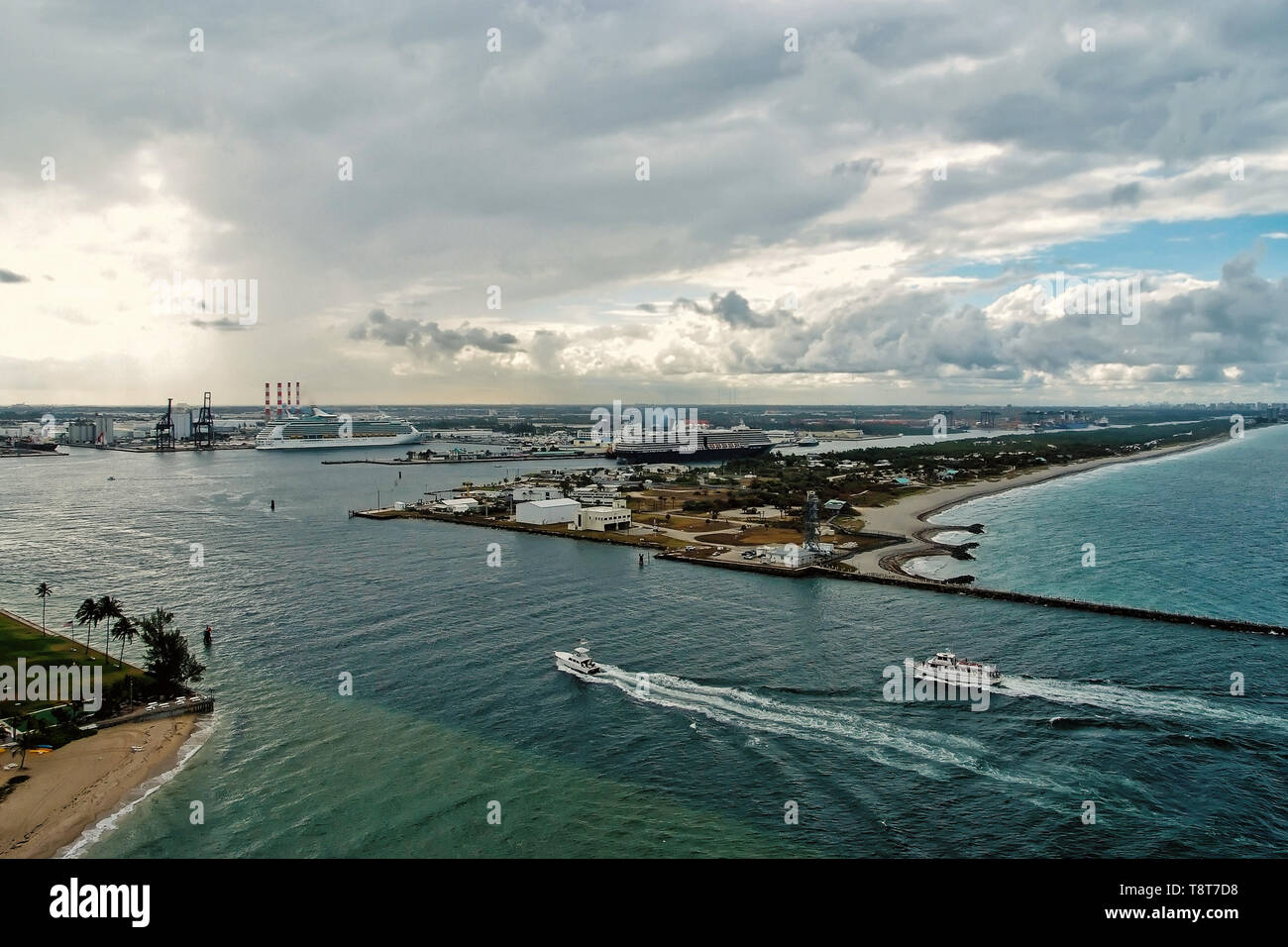 Bateaux flottant sur l'eau de mer bleue avec des navires au port sur fond de ciel nuageux sur les toits en Fort Lauderdale, Etats-Unis. Tourisme et destination touristique. Les vacances d'été et les voyages concept Banque D'Images