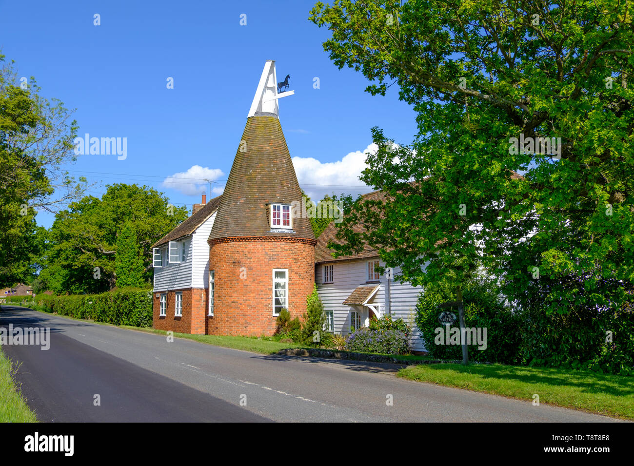 Pittoresque Kentish Oast House, maintenant converti en maison, Pluckley Thorne, près de Pluckley, Kent, Royaume-Uni. Une scène de campagne traditionnelle de Kentish. Banque D'Images