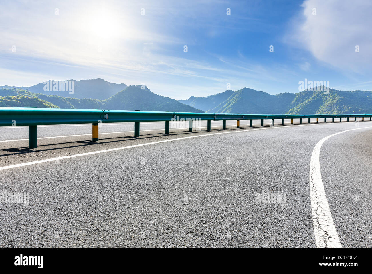 L'autoroute du pays et le vert des montagnes paysage naturel sous le ciel bleu Banque D'Images