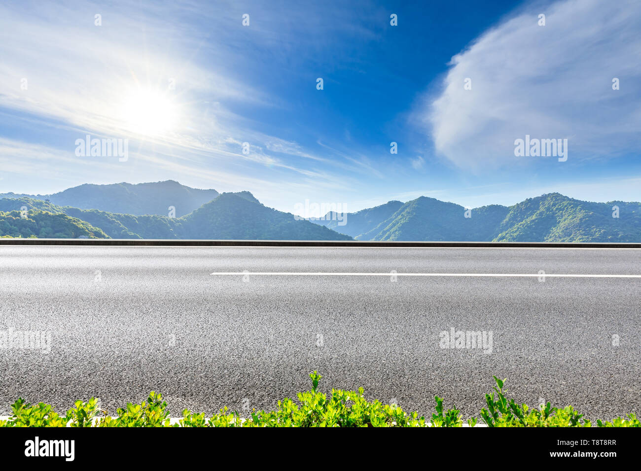 L'autoroute du pays et le vert des montagnes paysage naturel sous le ciel bleu Banque D'Images