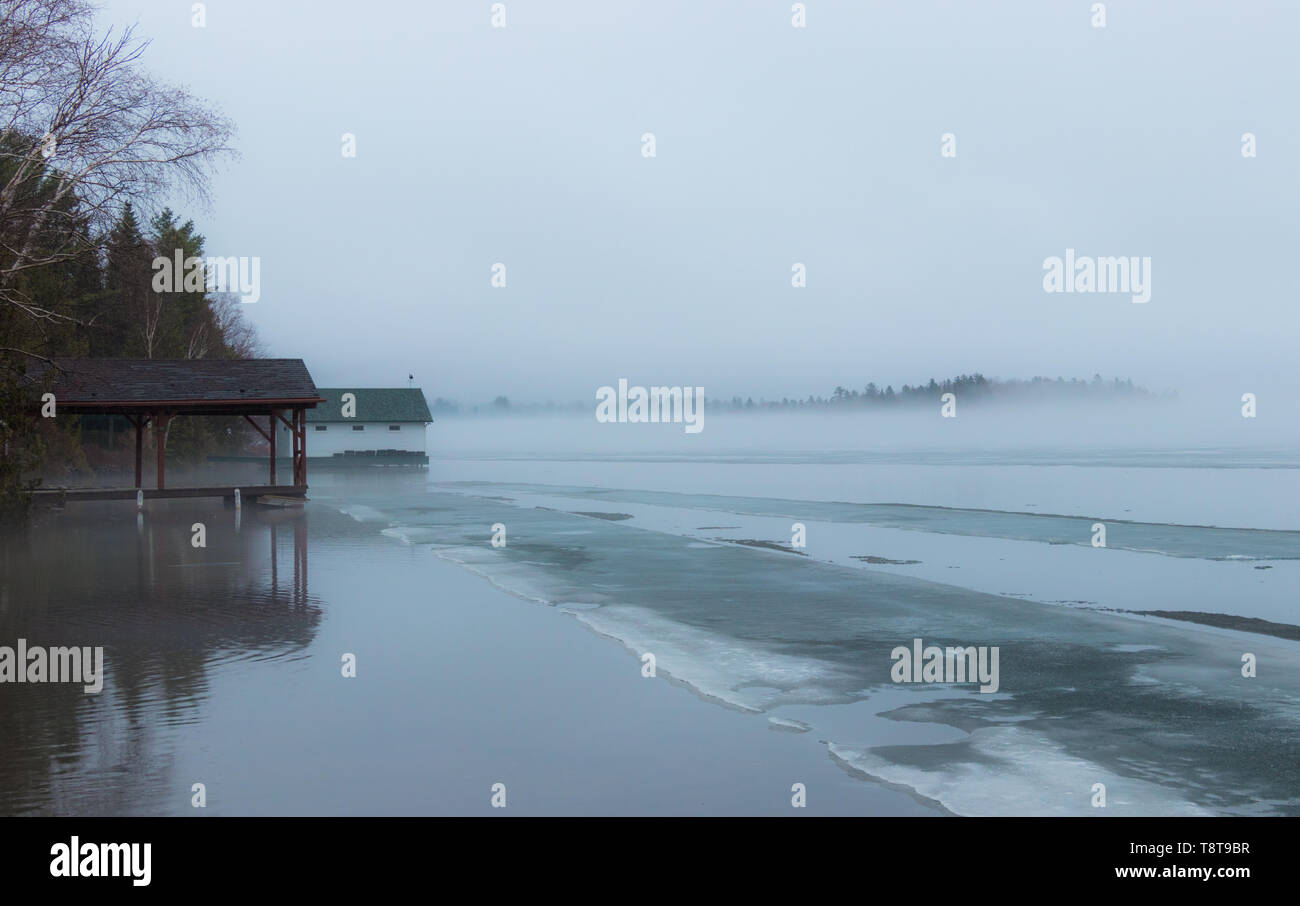 Vue d'hiver sur le lac Banque D'Images