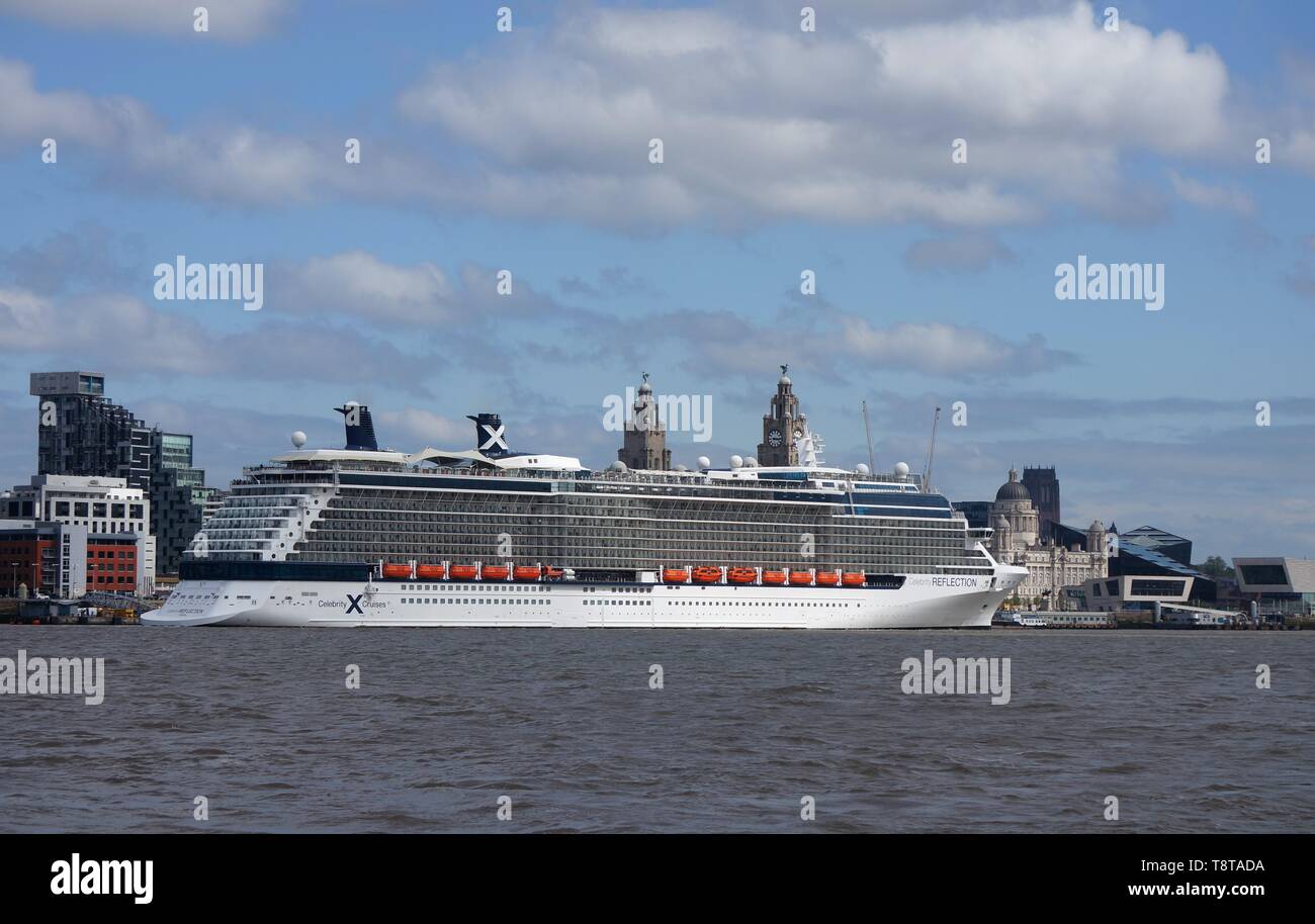 Réflexion Celebrity Cruise Liner à Liverpool Banque D'Images