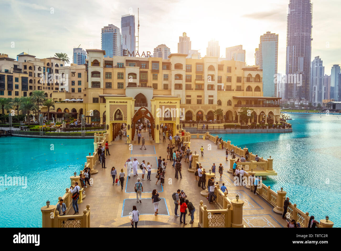 Dubaï, Émirats arabes unis - 28 novembre 2018 : Centre de Dubaï district. Vue sur le chant des fontaines. Banque D'Images