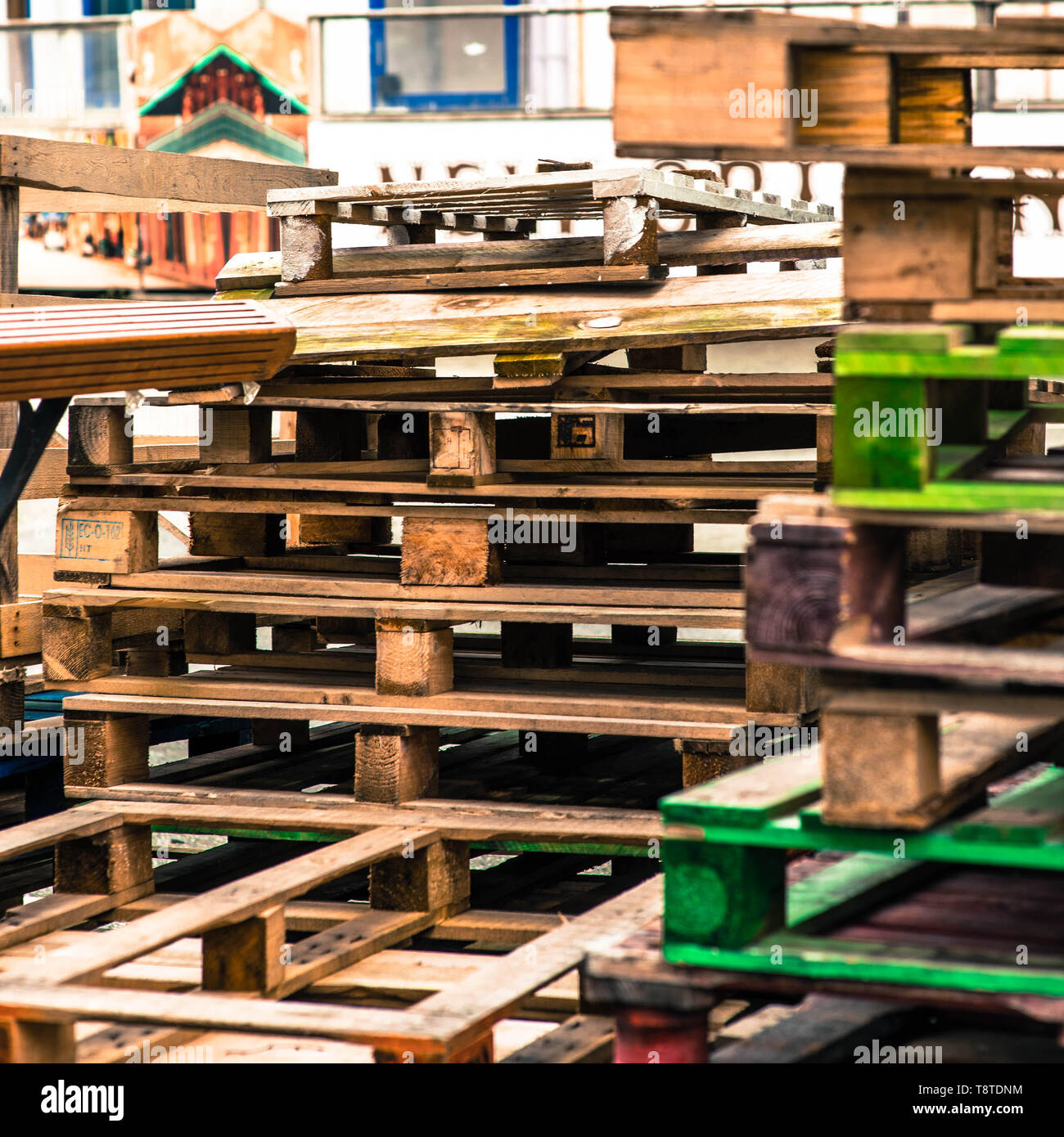 Pile de palettes bois de transport vide utilisé dans une cour Builers Banque D'Images