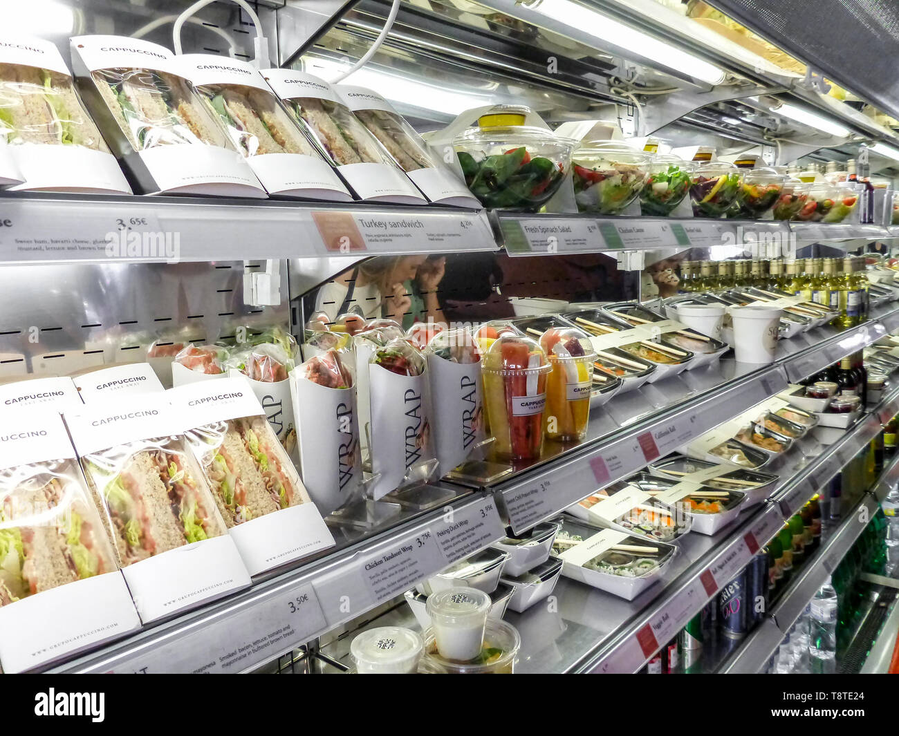 Mauvaises habitudes de l'humain dans les temps modernes : étagère pleine d'aliments pré-emballés, prêts à manger. L'abus de plastique pour contenir des salades prêtes-à-manger, sandwichs, fru Banque D'Images