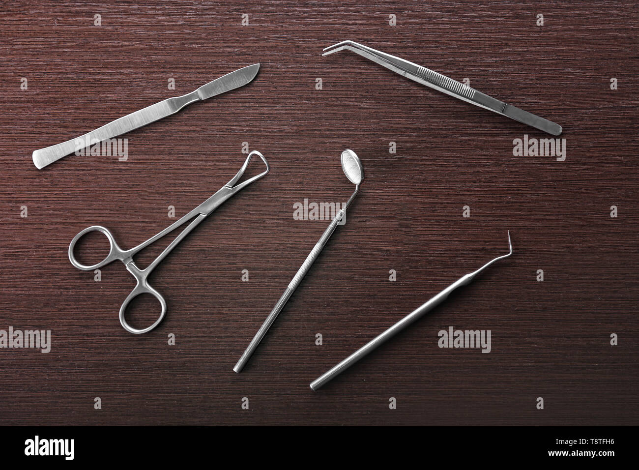 Outils de dentiste sur fond de bois Banque D'Images