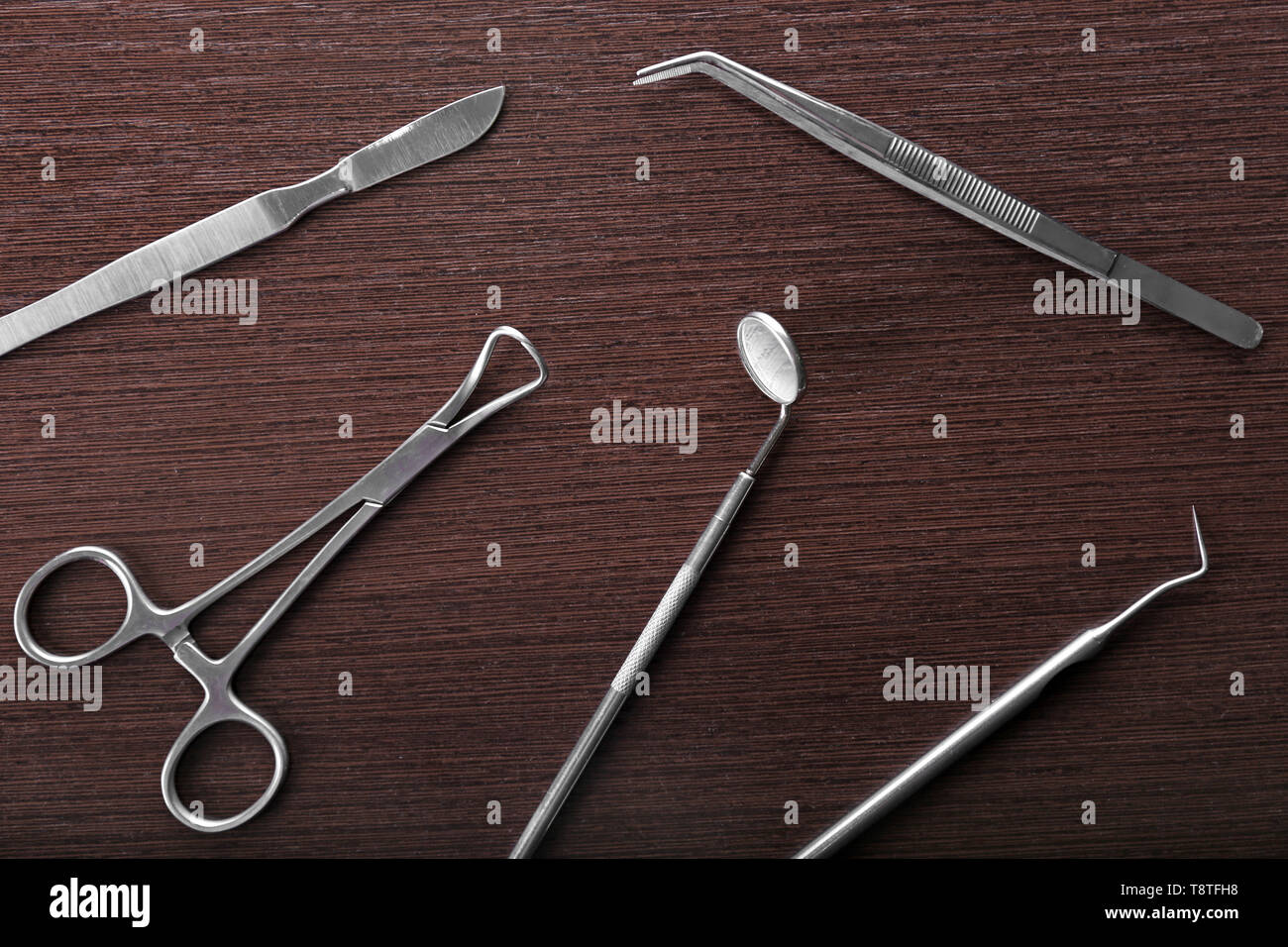 Outils de dentiste sur fond de bois Banque D'Images