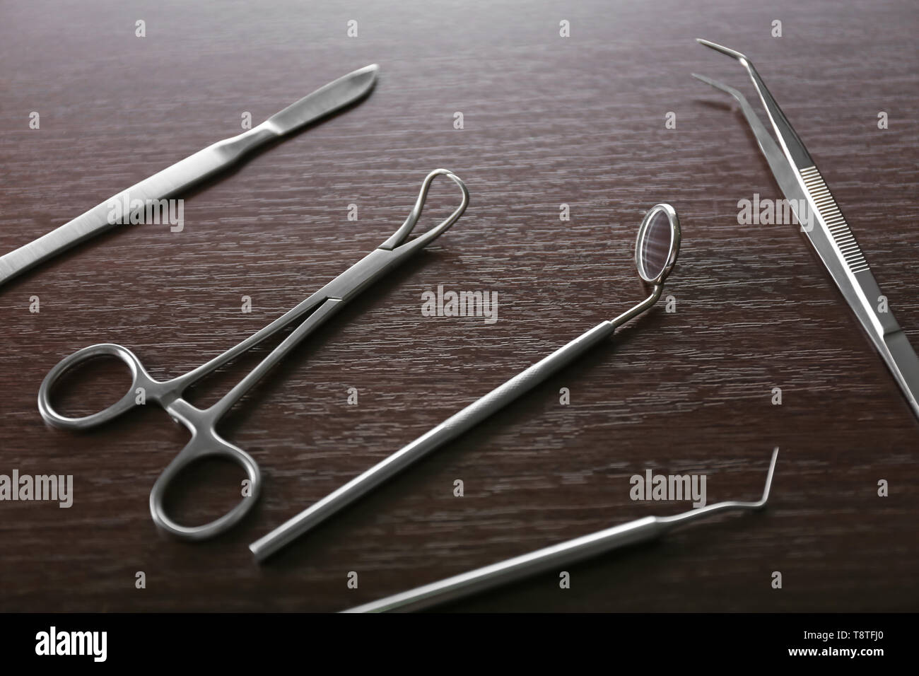 Outils de dentiste sur fond de bois Banque D'Images