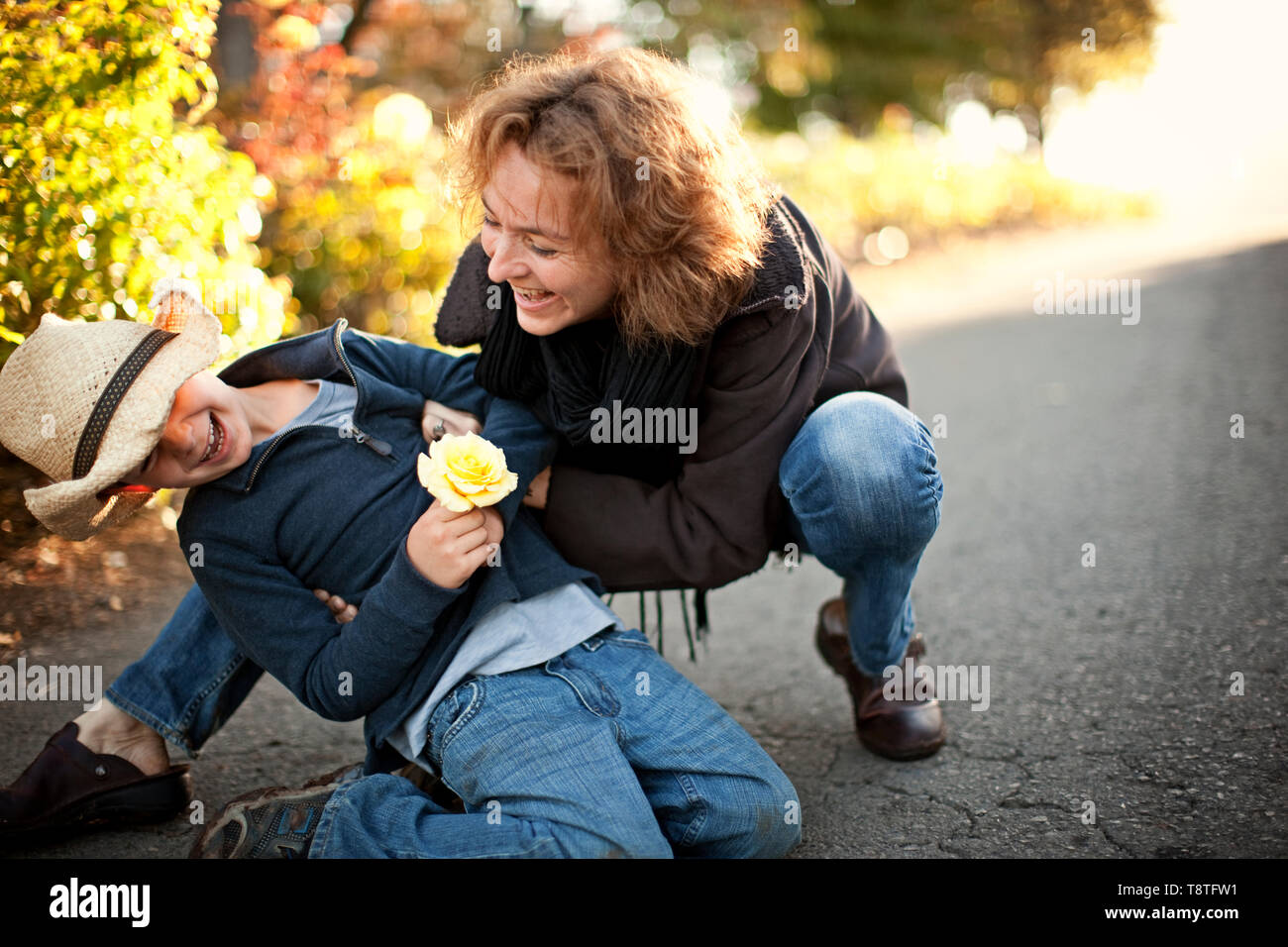 Mère et son fils adulte Banque de photographies et d’images à haute ...