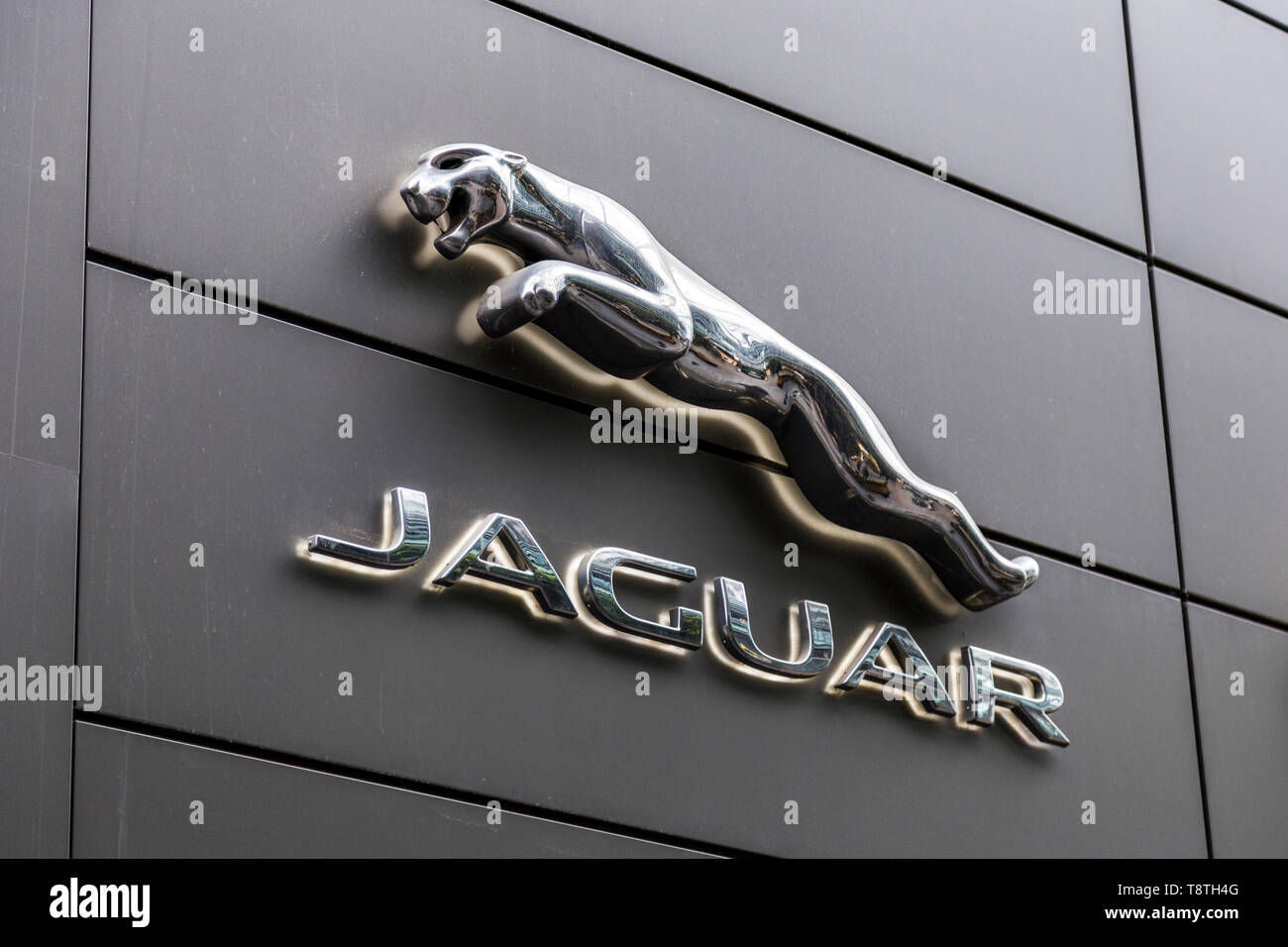 Logo de voiture de sport et de luxe Jaguar marque au dessus du magasin dans Westfield Stratford London UK Photo Stock Alamy