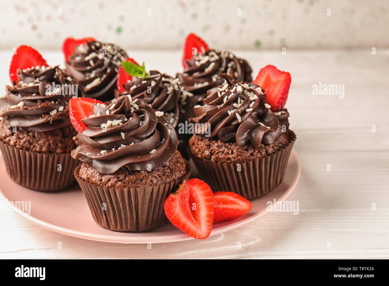 Plaque avec de délicieux petits gâteaux au chocolat sur la table Banque D'Images