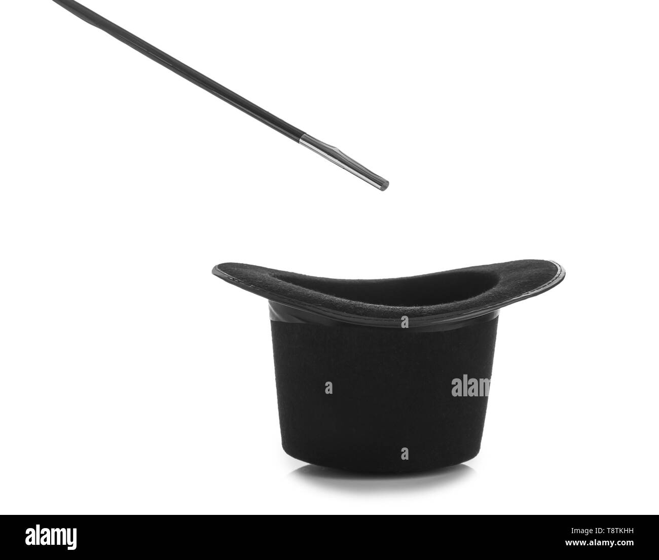 Baguette magique et chapeau noir sur fond blanc Banque D'Images