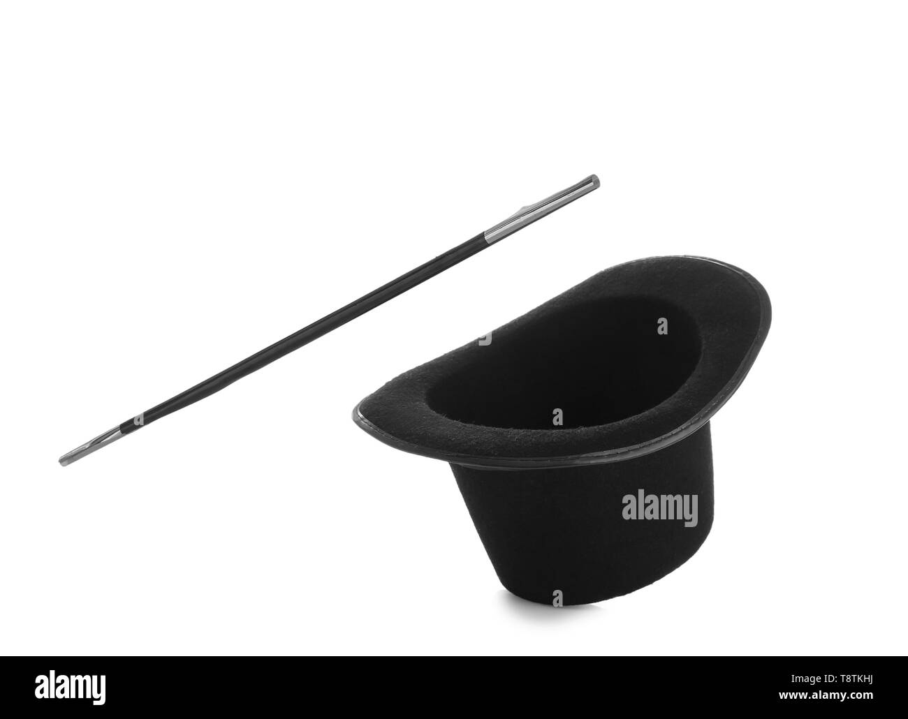 Baguette magique et chapeau noir sur fond blanc Banque D'Images