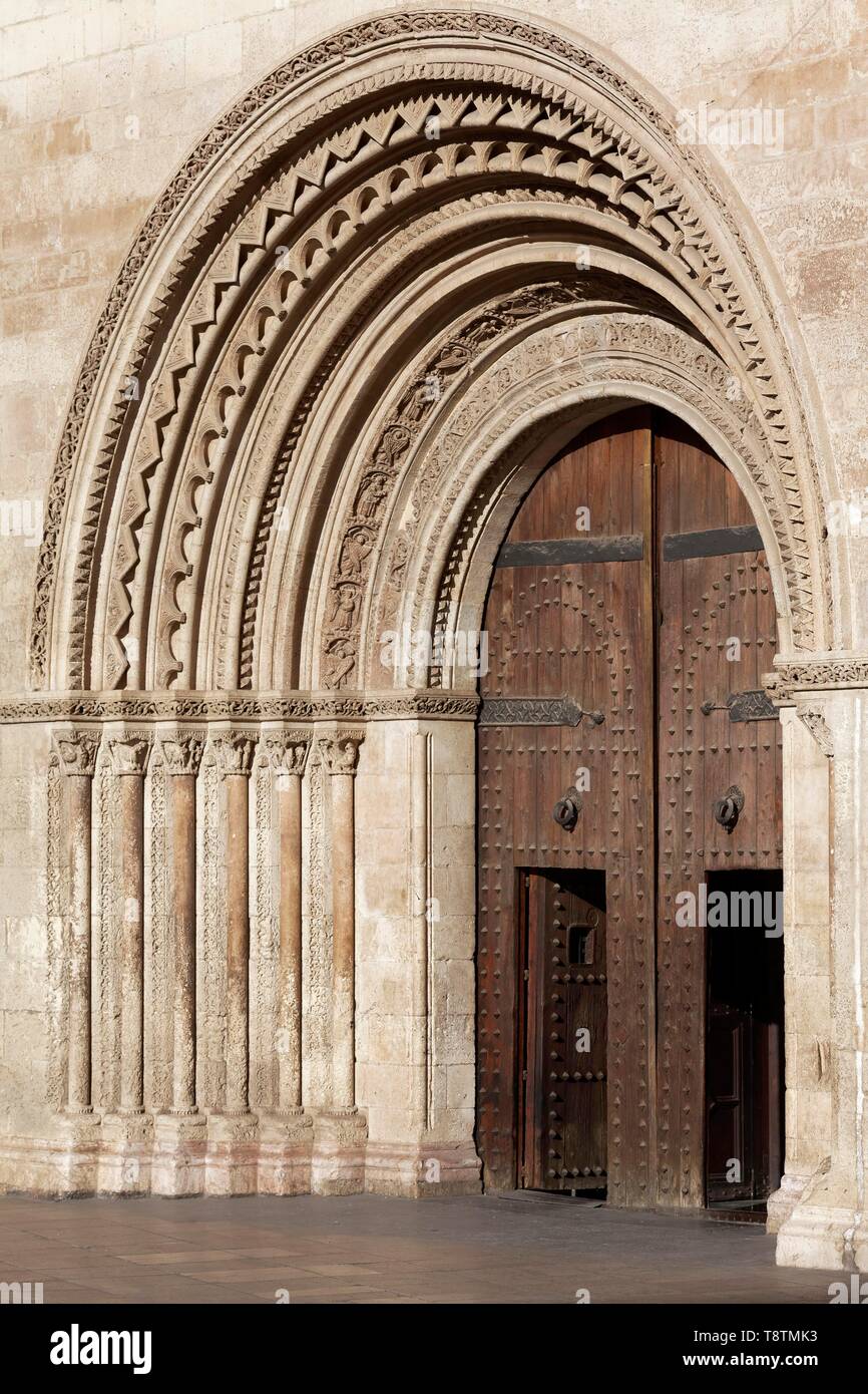 Le portail roman avec arches arrondies, cathédrale de Valence, Ciutat Vella, la vieille ville, Valencia, Espagne Banque D'Images