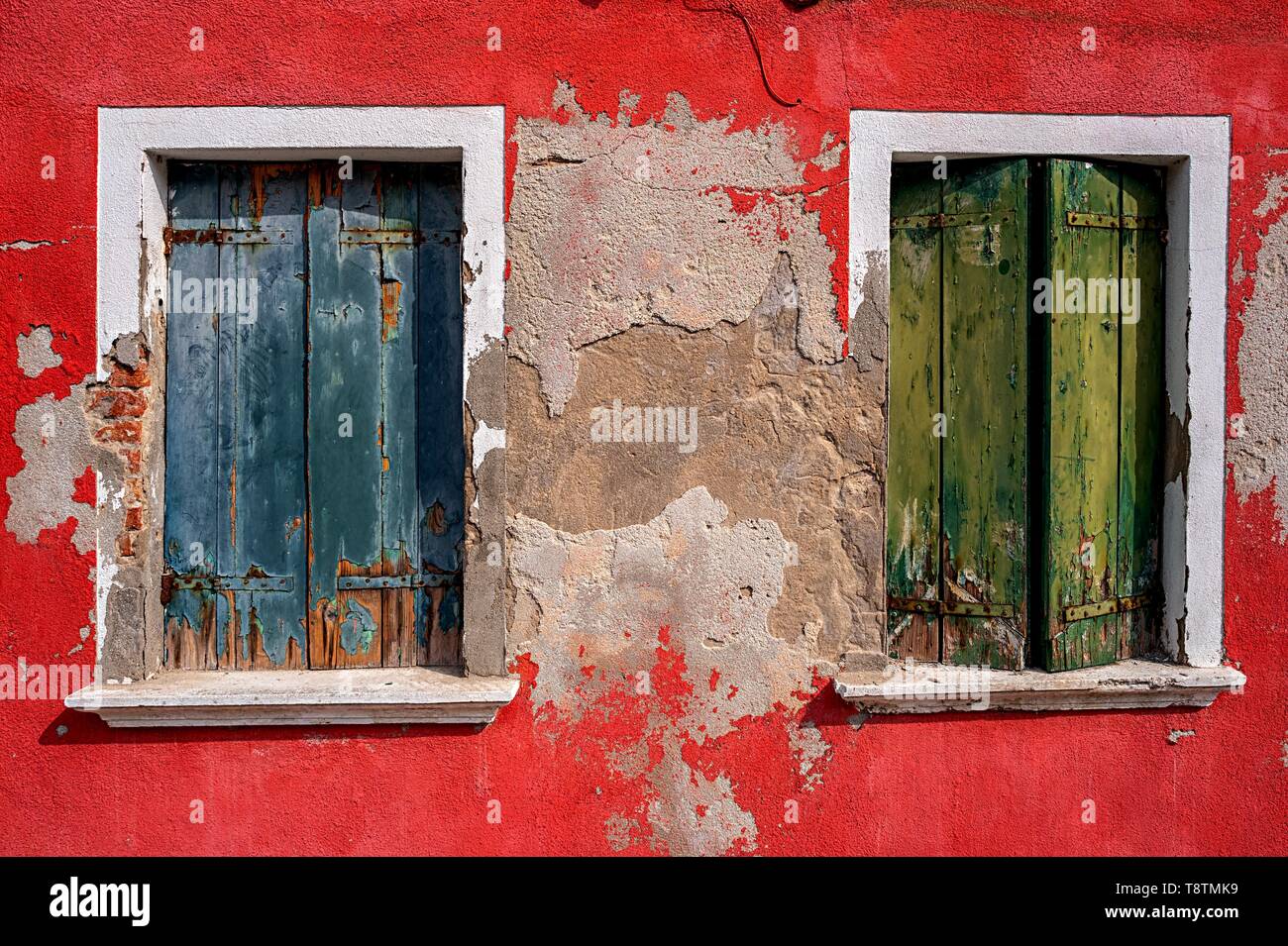 Façade de maison coloré pourri avec de vieux volets, Burano, Venise, Italie Banque D'Images