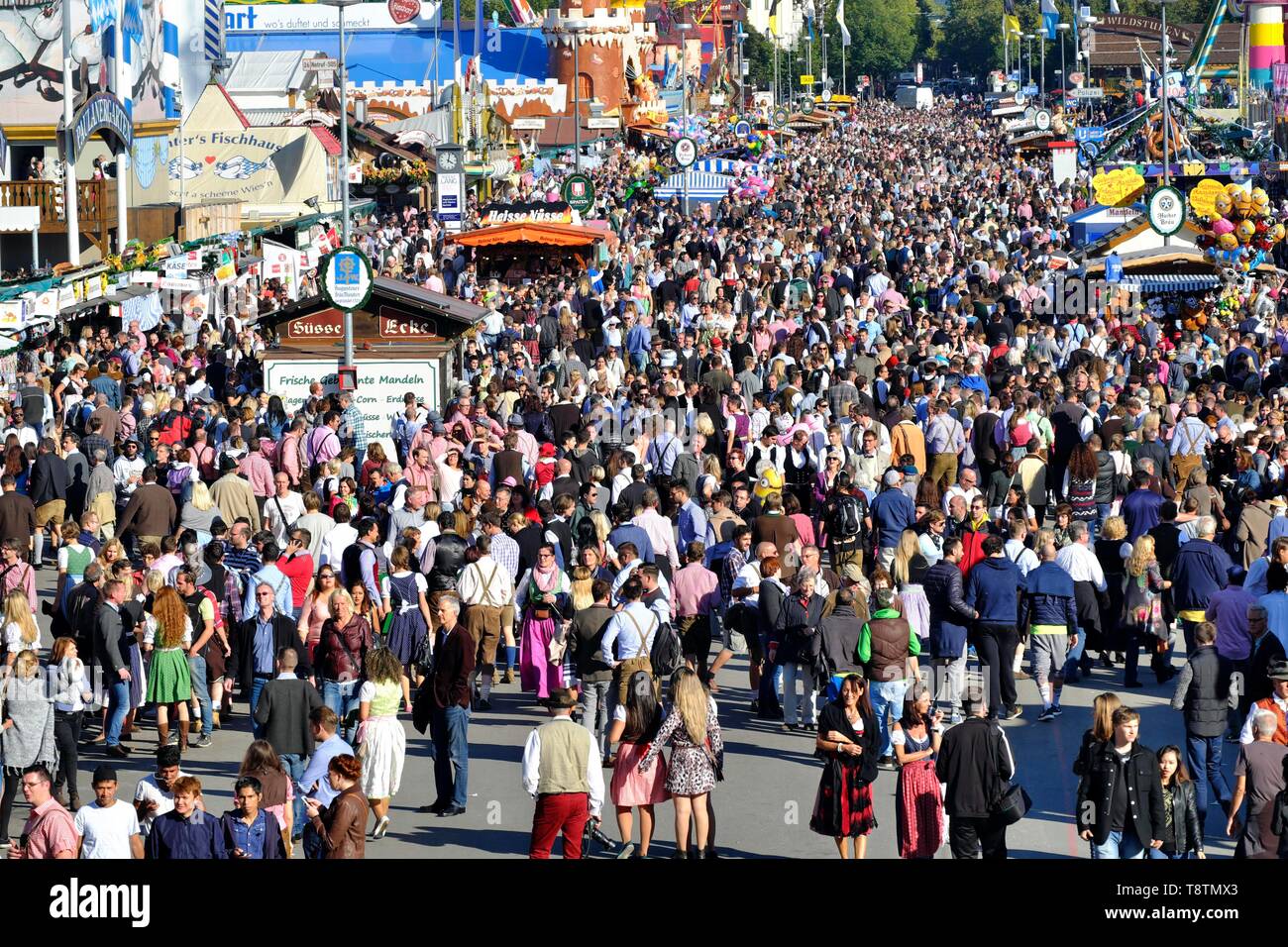 Des foules de gens, entassés entre les étals, l'Oktoberfest, Munich, Haute-Bavière, Bavière, Allemagne Banque D'Images