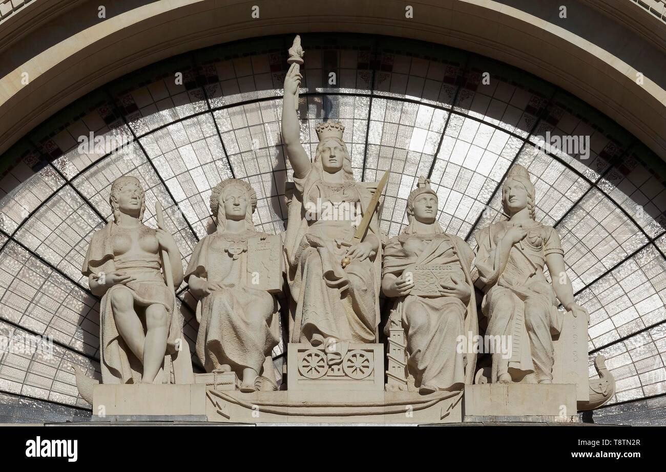 Groupe de figures allégoriques au-dessus de l'entrée, détail façade, bureau de poste, Palacio de Communicaciones, construction de 1922, Valencia, Espagne Banque D'Images