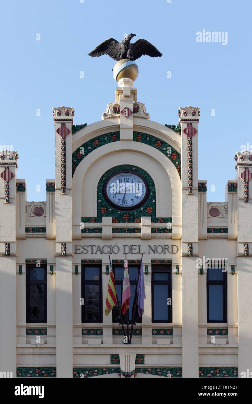 Façade avec réveil, Gare Centrale, Estacio del Nord, Modernisme valencien, Valencia, Espagne Banque D'Images