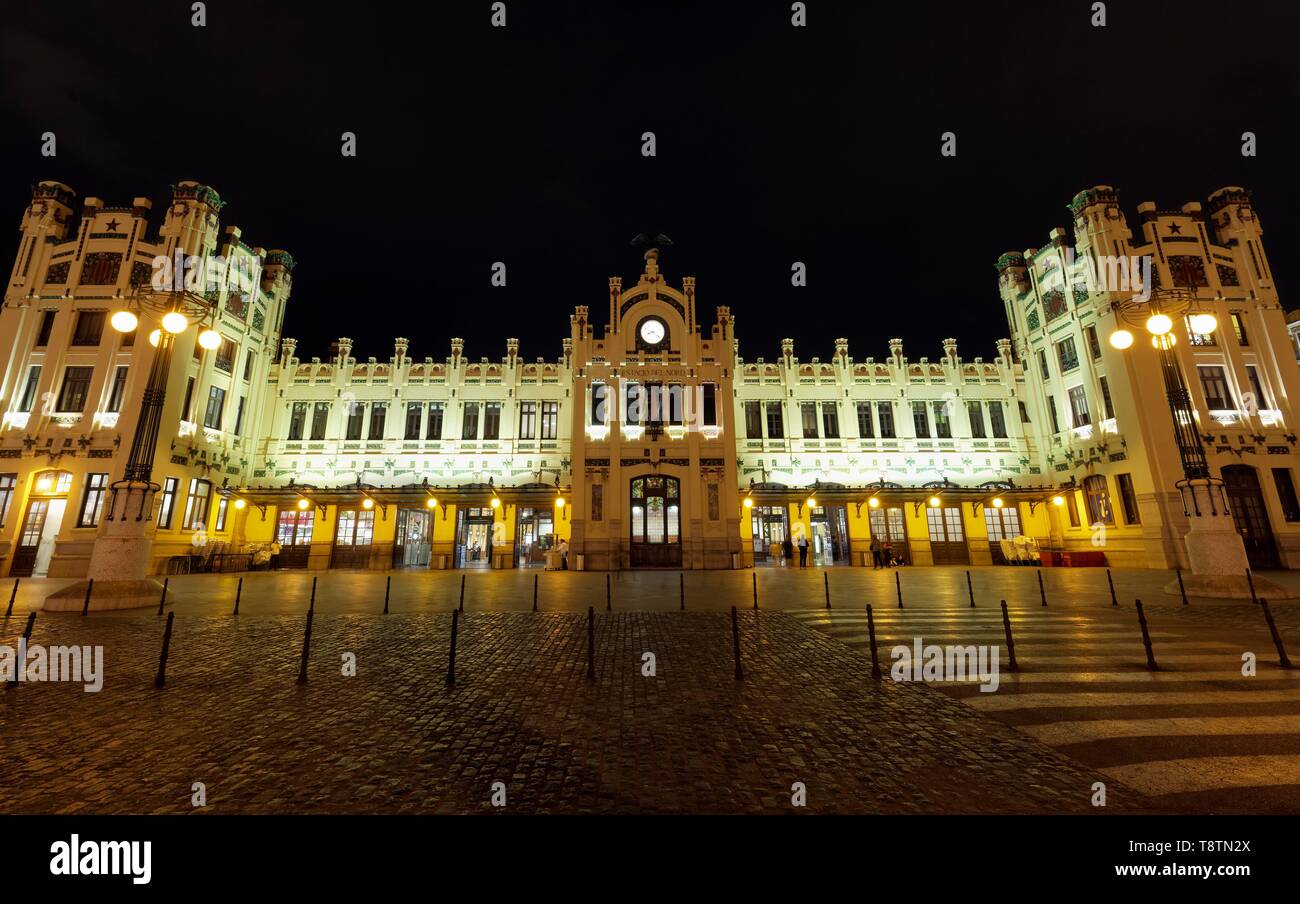 La gare centrale, Estacio del Nord, nuit, illuminé, le Modernisme valencien, Valencia, Espagne Banque D'Images