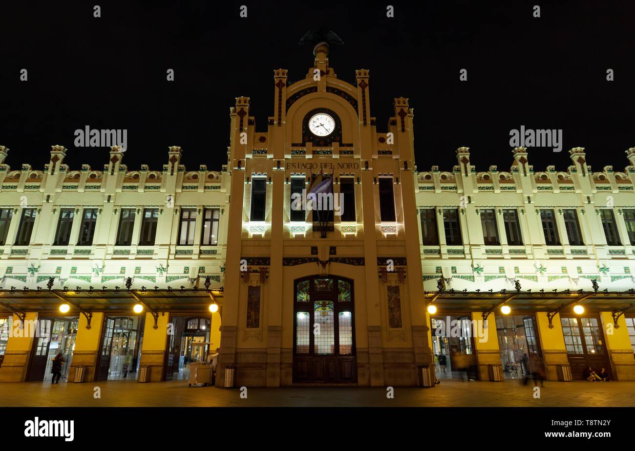 La gare centrale, Estacio del Nord, nuit, illuminé, le Modernisme valencien, Valencia, Espagne Banque D'Images