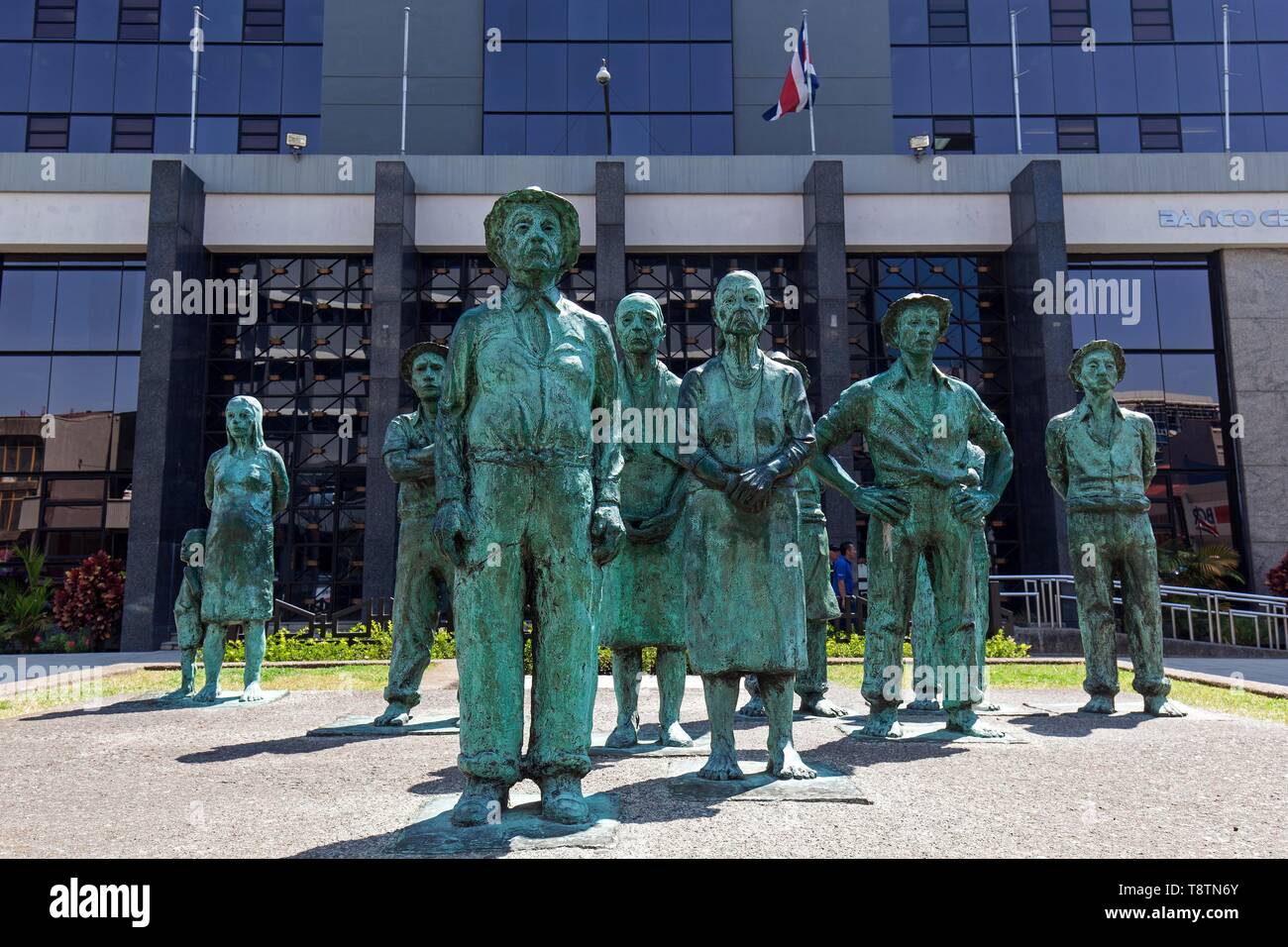 Los présente les chiffres par Fernando Calvo, Monument de travailleurs costaricains en face de la banque centrale, Banque centrale du Costa Rica, San Jose Banque D'Images