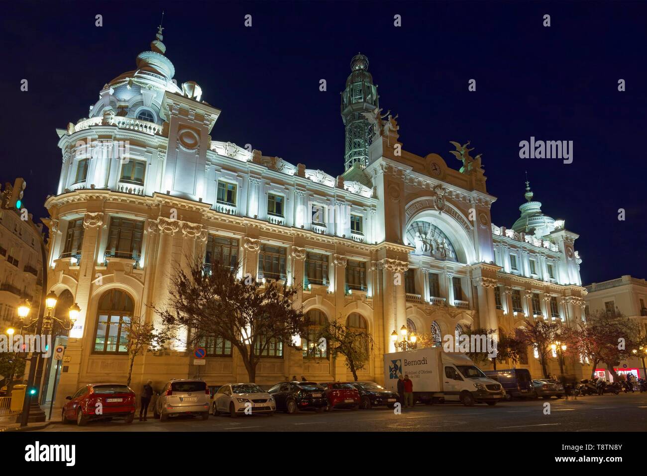 Bureau de poste, Palacio de Communicaciones, datant de 1922, illuminé la nuit, Valencia, Espagne Banque D'Images