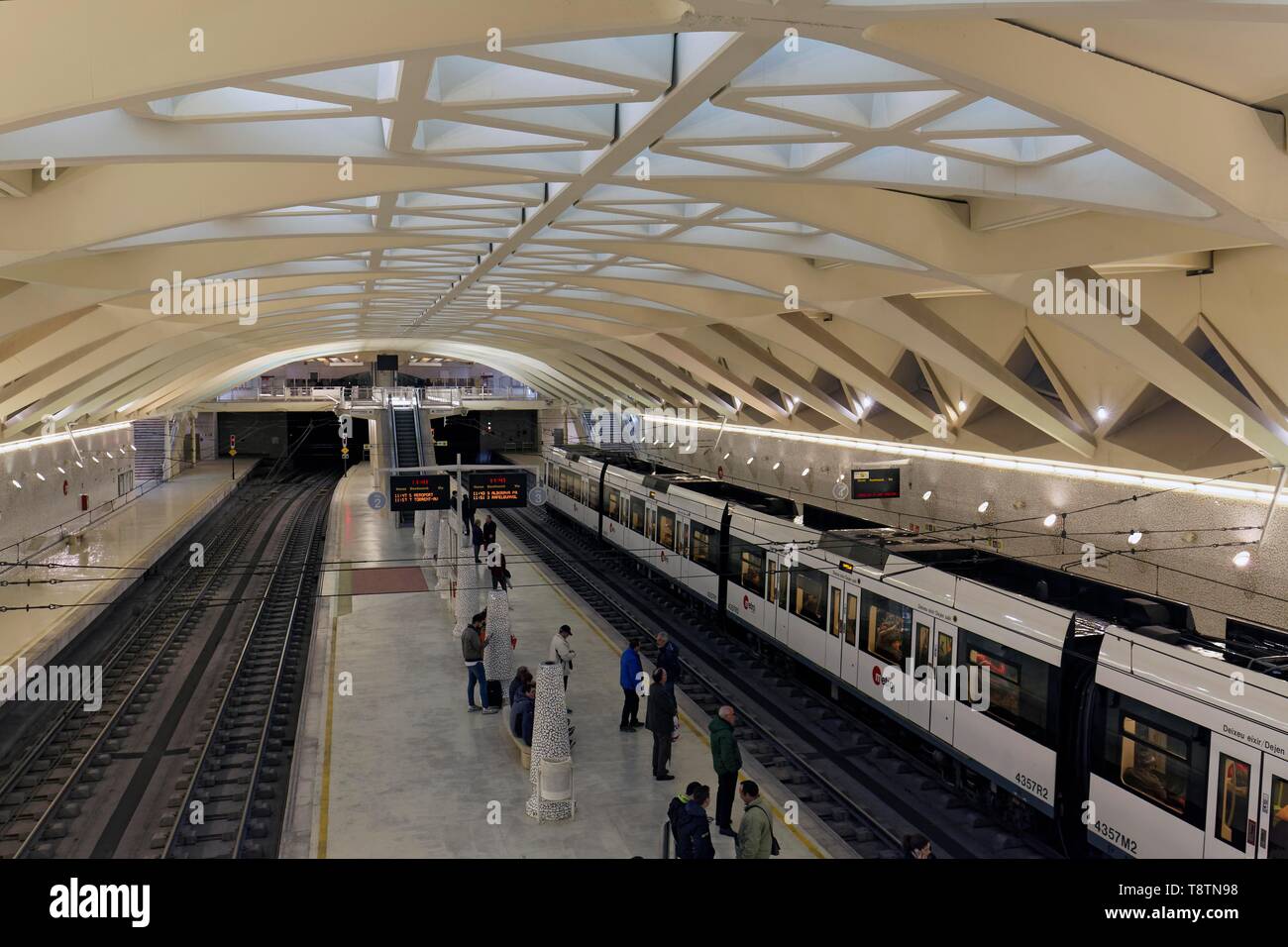 Plate-forme de la station de métro Alameda, l'architecte Santiago Calatrava, Valencia, Espagne Banque D'Images