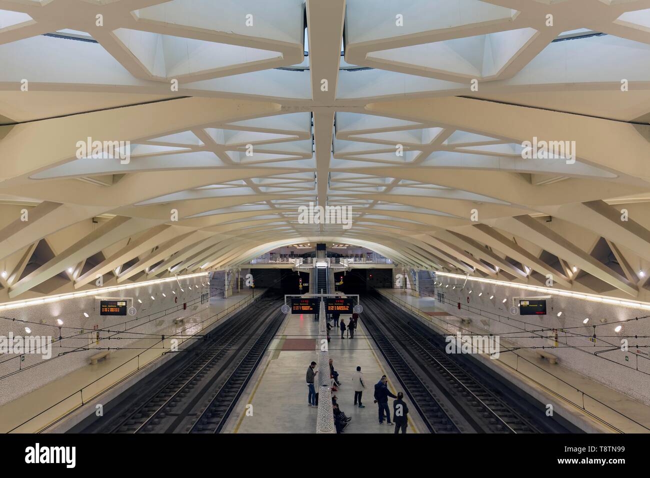Plate-forme de la station de métro Alameda, l'architecte Santiago Calatrava, Valencia, Espagne Banque D'Images
