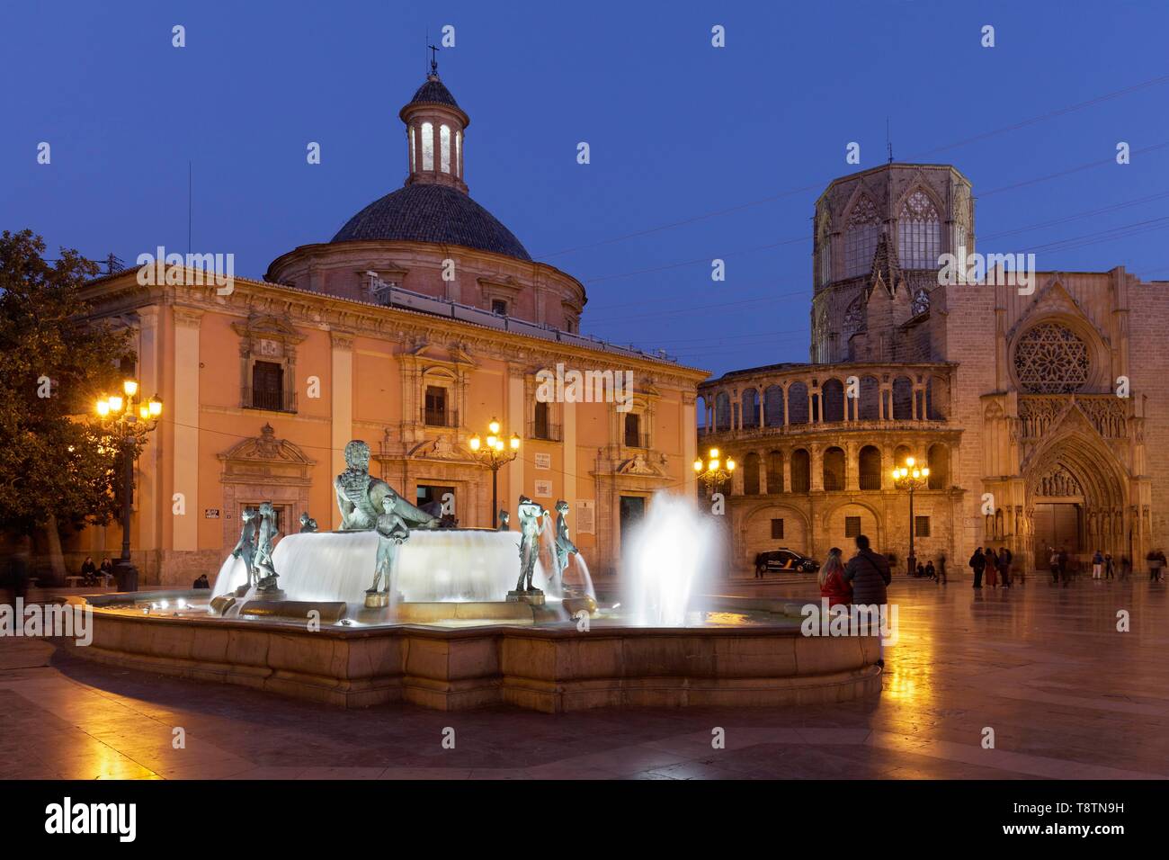 Plaza de la Mare de Deu, également la place de la Vierge avec la Fontaine de Turia, basilique et cathédrale de Valence, de nuit, illuminé, Valencia, Espagne Banque D'Images