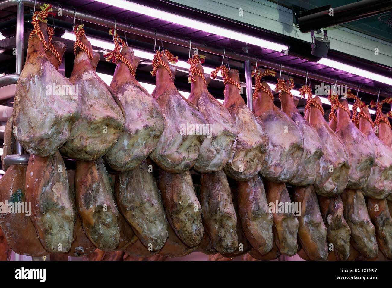 Jambon Serrano, jambon jambes la pendaison pour vente, Jamon Reserva, halle, Mercat Central, Valencia, Espagne Banque D'Images