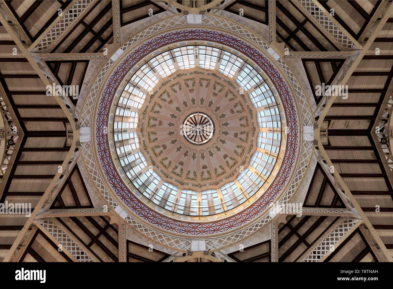 Dôme avec carreaux artistique décoration, Halle, Mercat Central, bâtiment moderniste de Valence, Valence, Espagne Banque D'Images
