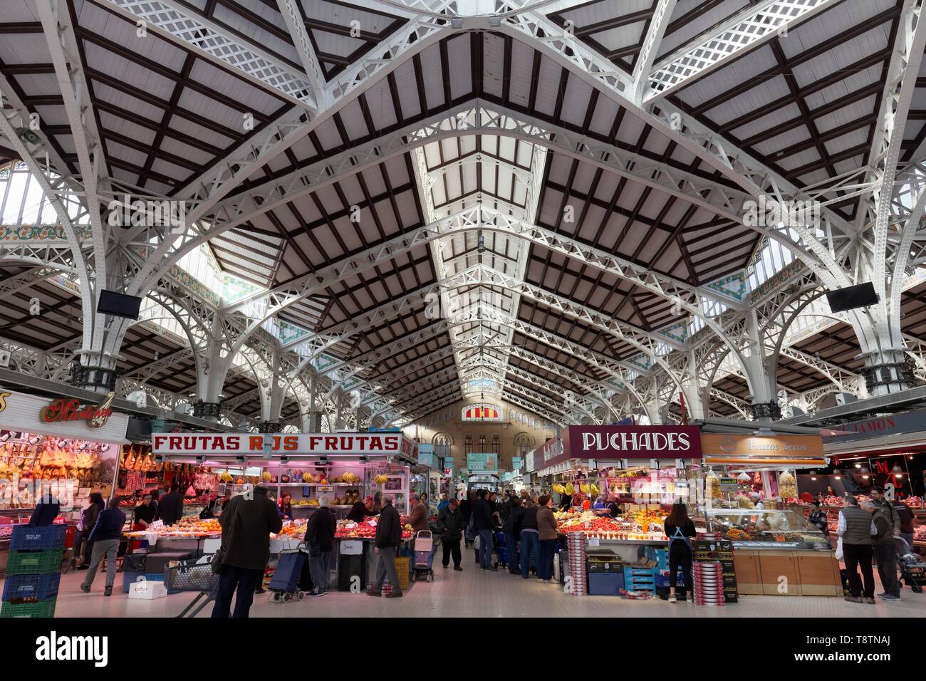 Marché couvert avec des gens shopping, Mercat Central, le modernisme de Valence, Valence Banque D'Images