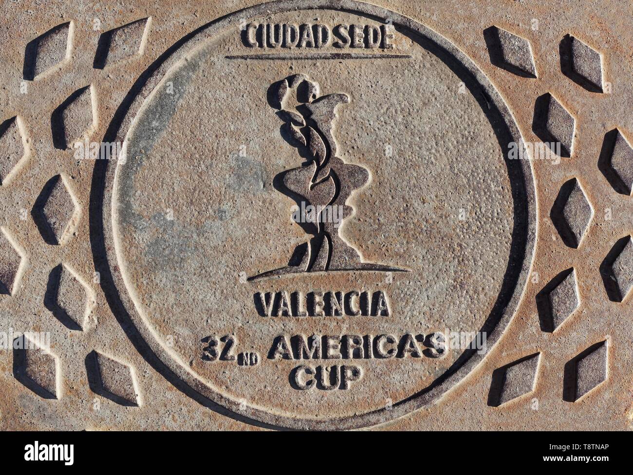 Couvercle de trou d'homme avec inscription, Valencia, lieu de la 32e America's Cup, compétition de voile en 2007, Valencia, Espagne Banque D'Images