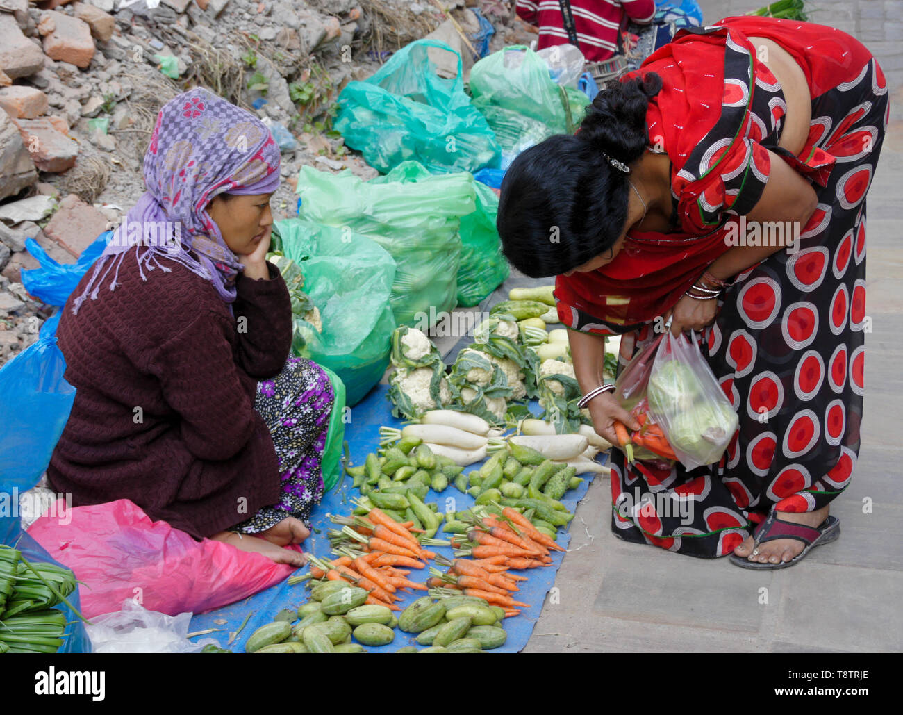 Acheter et vendre des femmes produire juste derrière Durbar Square, Katmandou, Népal Banque D'Images
