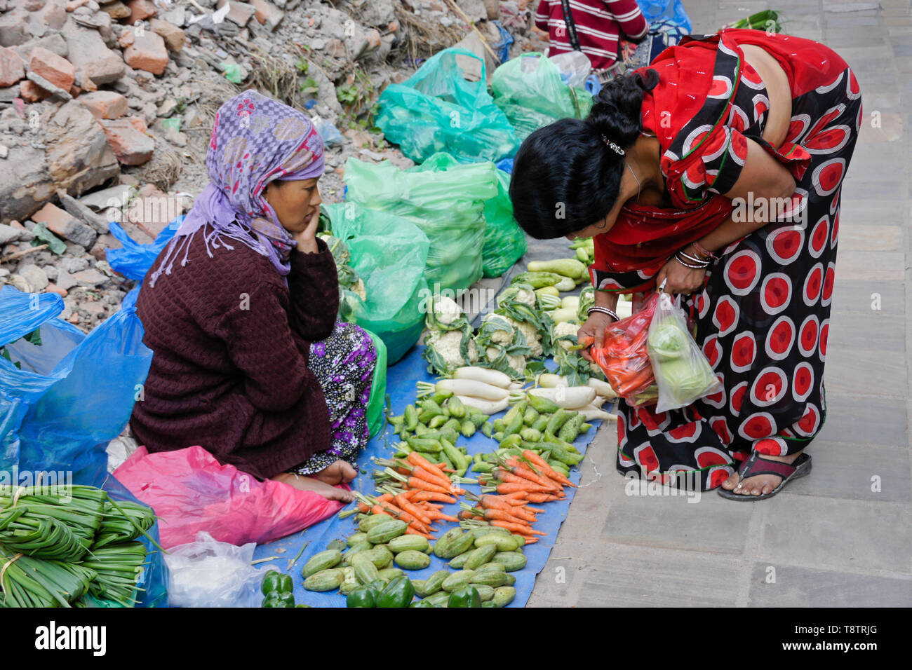 Acheter et vendre des femmes produire juste derrière Durbar Square, Katmandou, Népal Banque D'Images