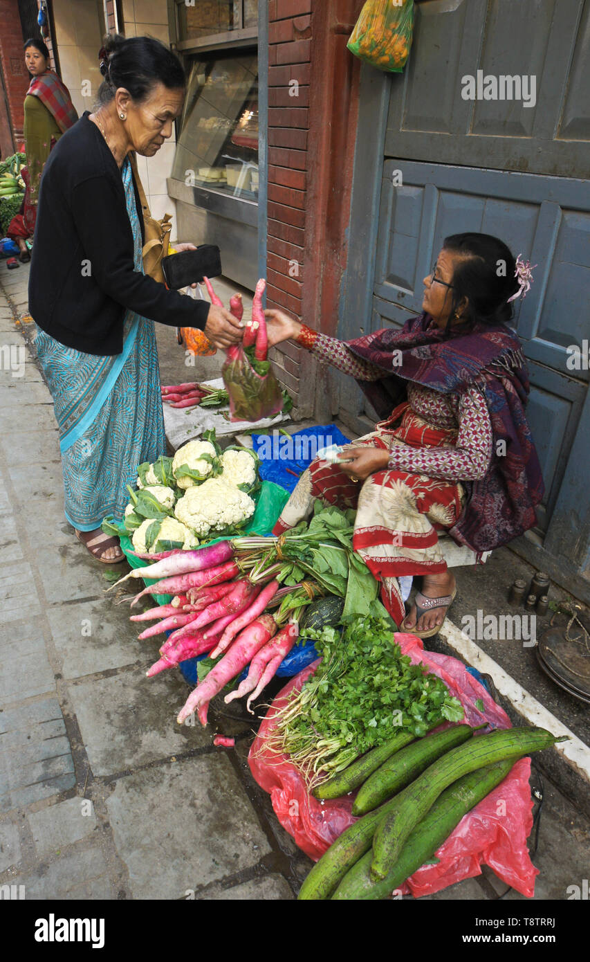 Acheter et vendre des femmes produire juste derrière Durbar Square, Katmandou, Népal Banque D'Images