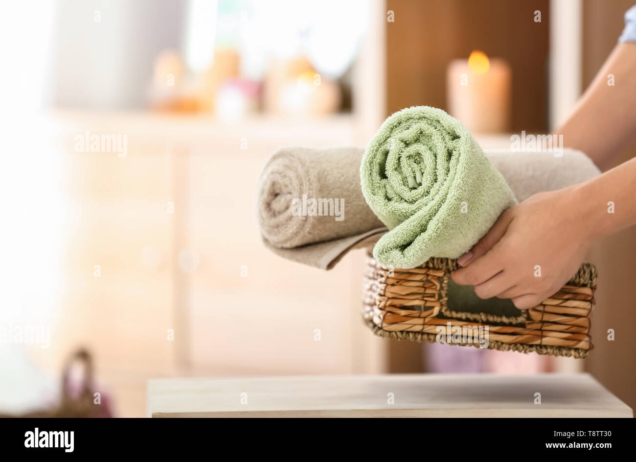 Woman putting panier en osier avec clean soft , sur la table Banque D'Images