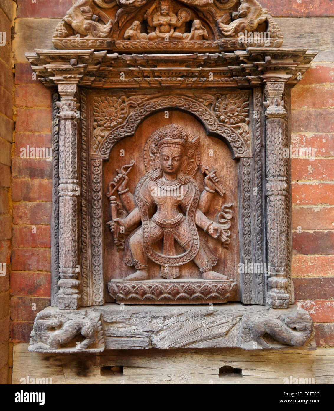 Bois sculpté figure dans niche au Palais Royal, Sundari Chowk aile, Durbar Square, Patan, Vallée de Katmandou, Népal Banque D'Images