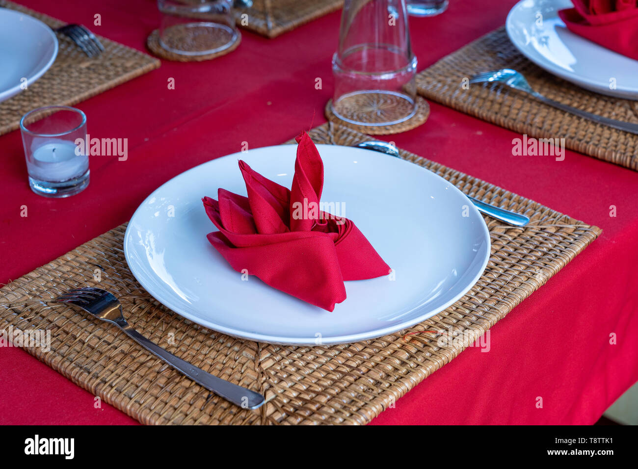 Table élégante avec fourchette, cuillère, assiette blanche et rouge  serviette en restaurant , close up. Belle table à manger avec des couverts  et une serviette Photo Stock - Alamy