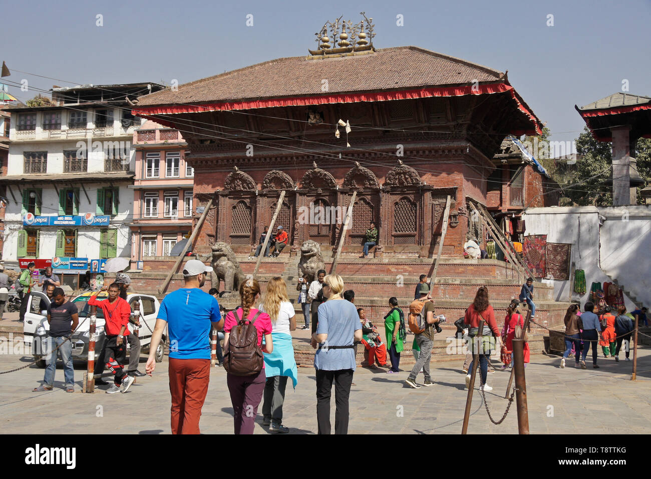 Renfort bois solides les murs de briques de Shiva Parbati Mandir, affaibli par le séisme de 2015, Durbar Square, Katmandou, Népal Banque D'Images