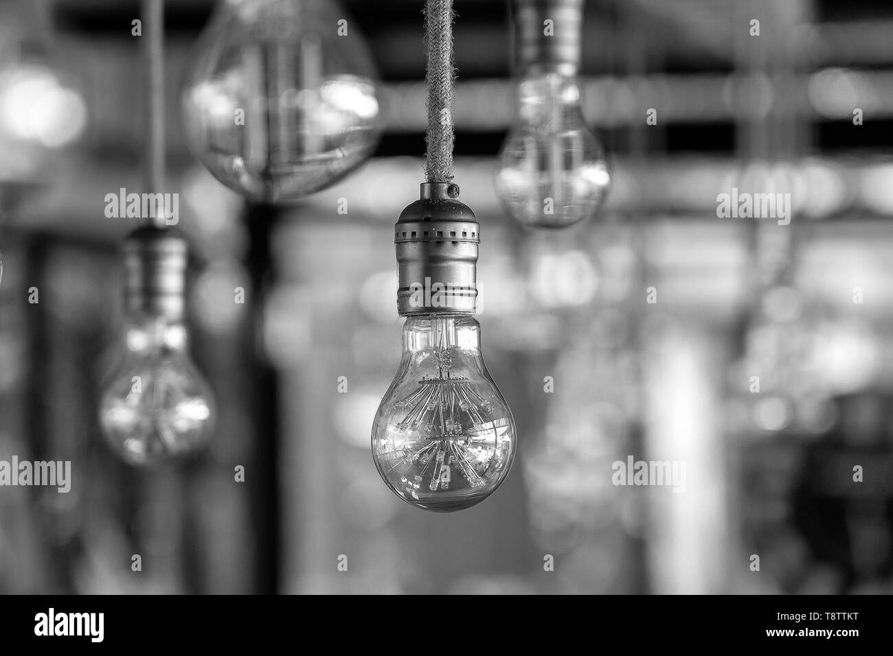 Antique style décoratif edison ampoules, vintage lampe électrique, Close up. Le noir et blanc Banque D'Images