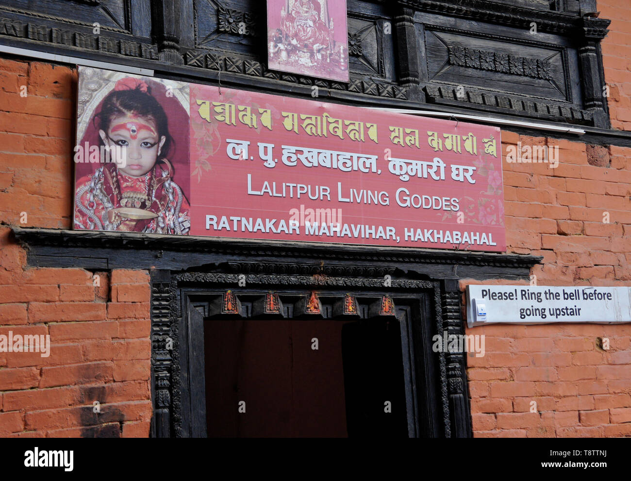 Affiche bilingue (anglais) ci-dessus et népalais entrée de résidence de la Kumari (déesse vivante) à Patan, Vallée de Katmandou, Népal Banque D'Images
