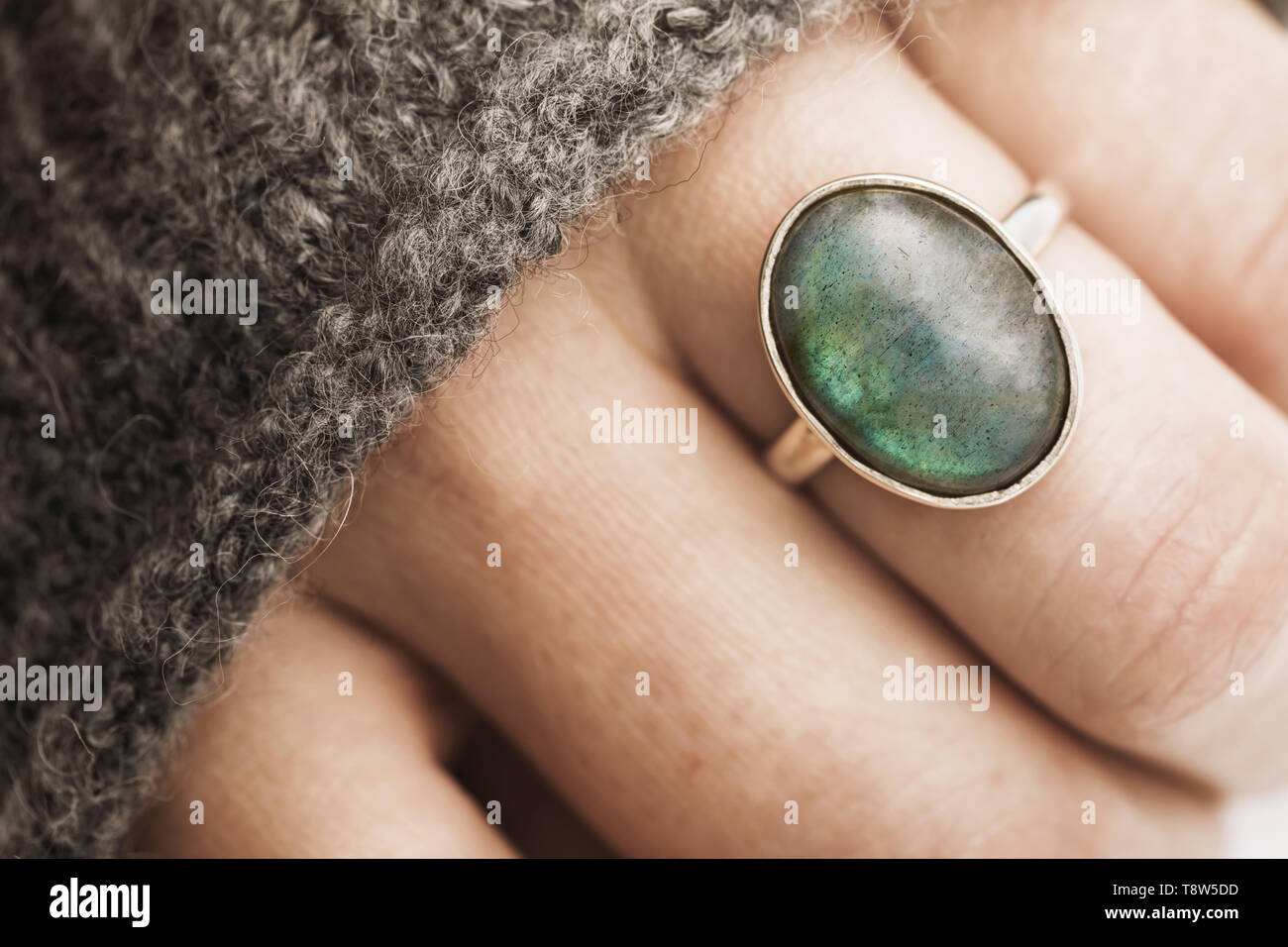 Belle bague avec une grosse pierre sur la main, close-up Banque D'Images