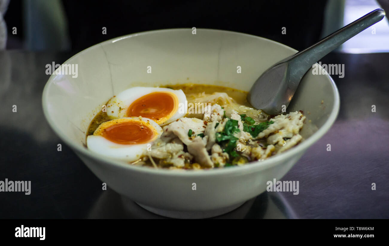 TOM YAM épicée soupe aux nouilles Porc bouilli avec des oeufs Banque D'Images