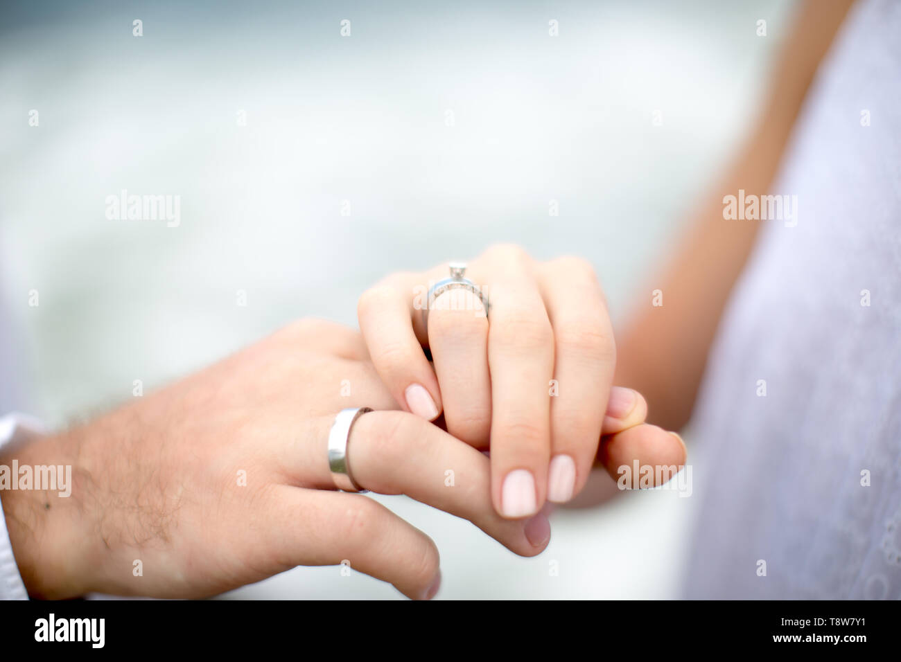 De belles mains de couple dans la cérémonie du mariage avec fond de l'océan. Concept d'amour. Close up Banque D'Images