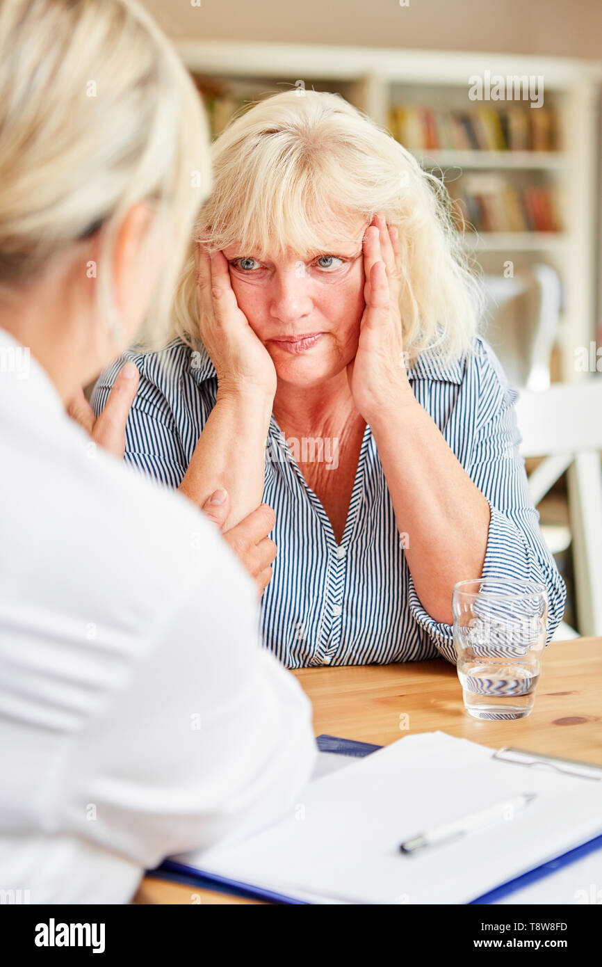 Médecin ou infirmier soins consolant senior woman avec tristesse et inquiétude Banque D'Images